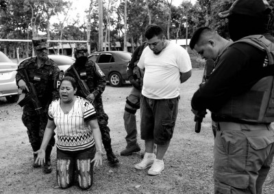 The National Police arrests Nilson and Jose Daniel for 24/26 years. The mother on the ground shouts their innocence.