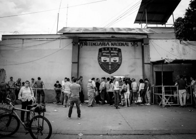 The entry of the National jail in San Pedro Sula, the inmate parents and friends are in line for the visity.