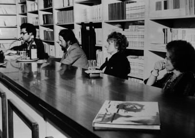 la libreria di Remo Croce, a Roma, ne compera cento copie e decide di fare una presentazione ufficiale invitando al dibattito Dacia Maraini, l’antropologo Luigi Lombardi Satriani e Dario Bellezza.