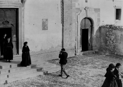 2 - TOR_01_GIA Giacomelli a Scanno mentre fotografa nel luogo in cui realizzo' la famosa fotografia. 1957 © Renzo Tortelli
